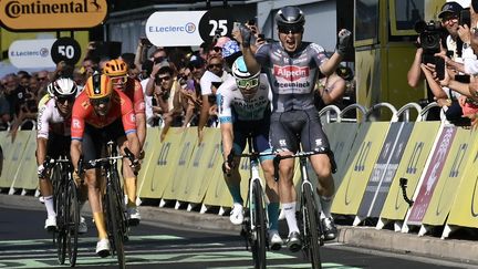 Jasper Philipsen à l'arrivée de la 16e étape du Tour de France, entre Gruissan et Nîmes, le 16 juillet 2024. (MARCO BERTORELLO / AFP)