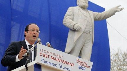 François Hollande à Carmaux, devant la statue de Jaurès (16 avril 2012) (AFP PHOTO PATRICK KOVARIK)