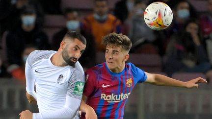 Le Barça bute sur le Grenade de Maxime Gonalons au Camp Nou (1-1). (LLUIS GENE / AFP)