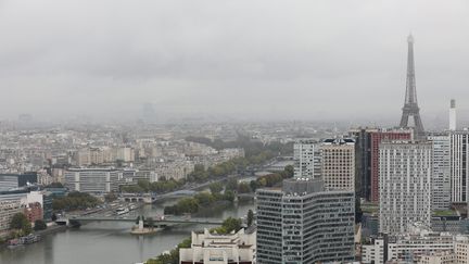 Lors d'un épisode de pollution aux particules fines, à Paris le 19 septembre 2017. (OLIVIER LEJEUNE / MAXPPP)