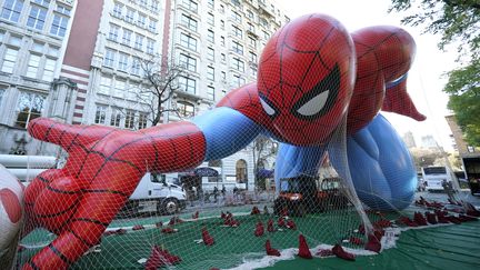 Le gonflage du ballon Spider-Man pour le défilé de thanksgiving de Macy's 2024, àNew York, le 27 novembre 2024. (TIMOTHY A. CLARY / AFP)