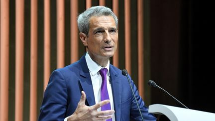 Benoît Bazin, directeur général de Saint-Gobain, s'adresse à l'assemblée générale du groupe à Paris, le 2 juin 2022. (ERIC PIERMONT / AFP)