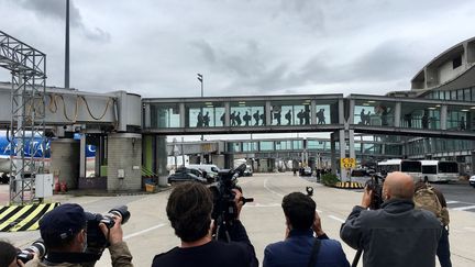 Les ressortissants français et étrangers évacués de Kaboul par la France arrivent à l'aéroport de Roissy Charles-de-Gaulle, le 17 août 2021. (GUILLAUME BONNET / AFPTV)