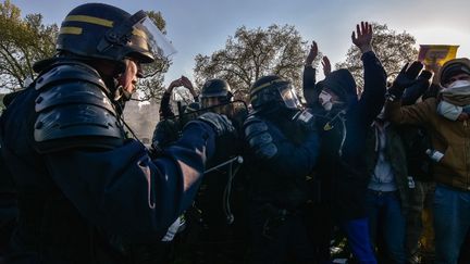 Des manifestants encerclés par les forces de l'ordre place de la République lors de la manifestation du 1er mai &nbsp;2016, à Paris. (JULIEN MATTIA / NURPHOTO / AFP)