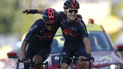 La parade de Kwiatkowski et Carapaz à La Roche-sur-Foron. (STEPHANE MAHE / POOL)