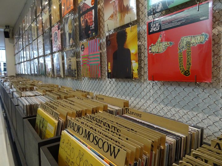 Le mur de disques vinyl chez le disquaire The Walrus (Paris Xe). (LAURE NARLIAN)