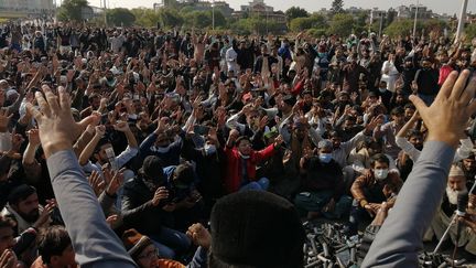 Des militants et des partisans du Tehreek-e-Labbaik Pakistan (TLP), un parti religieux, crient des slogans lors d'une manifestation anti-France à Islamabad, le 16 novembre 2020. (AAMIR QURESHI / AFP)