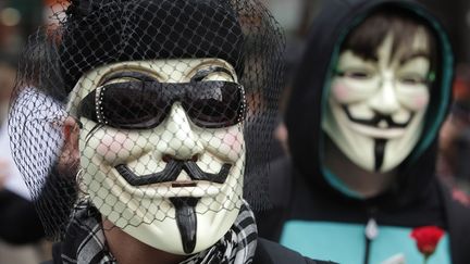 Time Warner, la soci&eacute;t&eacute; productrice du film "V pour Vendetta" d&eacute;tient les droits &agrave; l&rsquo;image du personnage. Elle per&ccedil;oit donc des royalties sur chaque vente du masque... (HEINZ-PETER BADER / REUTERS)