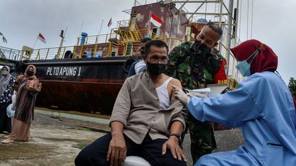 Une infirmière administre un vaccin&nbsp; (CHAIDEER MAHYUDDIN / AFP)