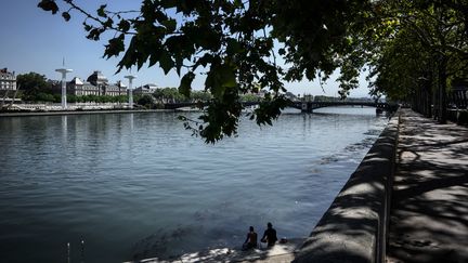 Le Rhône traverse la ville de Lyon. (JEFF PACHOUD / AFP)