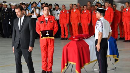 Christophe Castaner rend hommage le 6 août 2019 à Nîmes (Gard) à Franck Chesneau, le pilote décédé le 2 août 2019 à bord d'un bombardier d'eau.&nbsp; (PASCAL GUYOT / AFP)