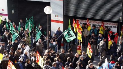 Manifestation devant le siège de la SNCF à Paris en novembre 2010 contre la réforme des retraites (AFP PHOTO JOEL SAGET)