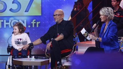 Pascal Obispo et Sophie Davant lors du lancement du 32e Téléthon, le 7 décembre 2018 à Paris. (CHRISTOPHE RUSSEIL / FRANCE TELEVISIONS)