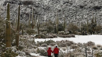 Un tournoi de golf qui se d&eacute;roulait &agrave; Marana, en plein d&eacute;sert d'Arizona (Etats-Unis) a &eacute;t&eacute; interrompu par une temp&ecirc;te de neige, le 20 f&eacute;vrier 2013. (ROSS D. FRANKLIN / AP / SIPA)