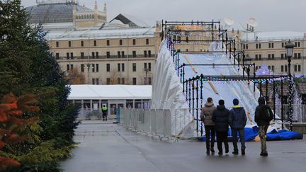 A Moscou, cette piste de ski artificielle a dû rester fermée,&nbsp;le 25 décembre,&nbsp;en raison de la trop grande douceur qui règne dans la capitale russe.&nbsp; (MAXPPP)