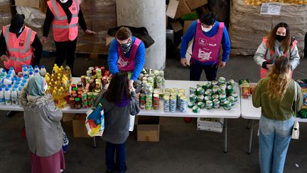 Une distribution alimentaire des Restos du cœur au stade Vélodrome de Marseille, le 26 mars 2021. (NICOLAS TUCAT / AFP)