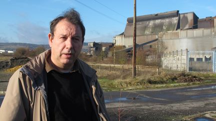 Didier Zint, patron de la CFDT sid&eacute;rurgie en Lorraine, le 13 janvier 2012, devant l'aci&eacute;rie de Gandrange, ferm&eacute;e en mars 2009 malgr&eacute; les promesses de Nicolas Sarkozy.&nbsp; (SALOM&Eacute; LEGRAND / FTVi)