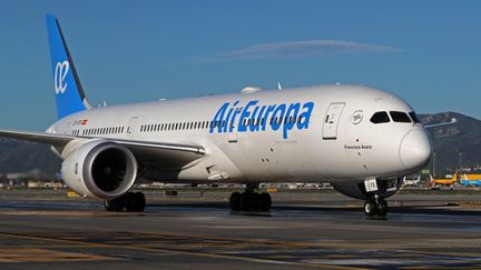 Un Boeing 787-9 Dreamliner de la compagnie Air Europa, à l'aéroport de Barcelone (Espagne), le 8 octobre 2024. (URBANANDSPORT / NURPHOTO / AFP)