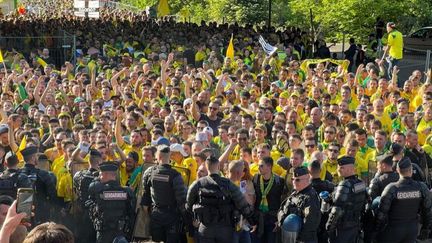 Marée jaune et verte en approche du Stade de France.&nbsp; (Louise Le Borgne - France info sport)