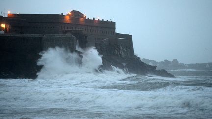 Les &eacute;l&eacute;ments se d&eacute;cha&icirc;nent &agrave; nouveau en Bretagne le 1er janvier 2014. Le&nbsp;Fort de Penthi&egrave;vre, &agrave; Saint-Pierre-Quiberon (Morbihan), est pris d'assaut par la houle. (DAMIEN MEYER / AFP)