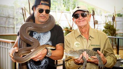 De passage en Australie, l'ancien guitariste des Guns N'Roses Slash en a profit&eacute; pour visiter une r&eacute;serve animali&egrave;re. Et faire une photo souvenir, comme tous les touristes. (PATRICK HAMILTON / AFP)