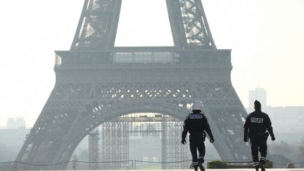 Des policiers patrouillant pendant le confinement sur l'esplanade du Trocadéro, à Paris, en mars 2019. (NATHANAEL CHARBONNIER / RADIOFRANCE)