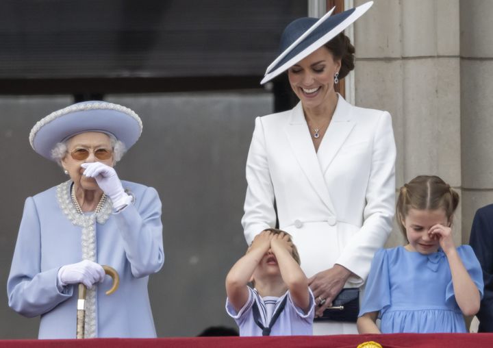 La reine Elizabeth au balcon de Buckingham Palace avec ses arrière-petits-enfants, le 2 juin 2022.&nbsp; (PAUL GROVER / AVALON / MAXPPP)