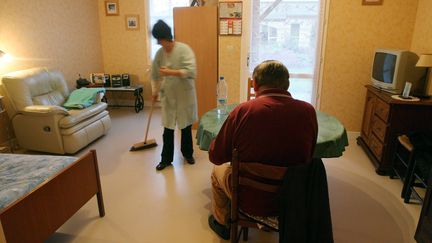 Les aides à domiciles permettent le maintien à domicile de nombreuses personnes âgées.&nbsp; (ROMAIN PERROCHEAU / AFP)