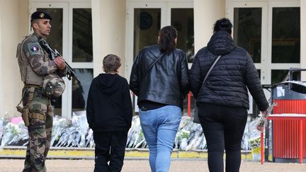 Les élèves du lycée Gambetta à Arras (Pas-de-Calais) devant leur établissement, le 16 octobre 2023. (DENIS CHARLET / AFP)