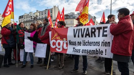 Des salariés de Vivarte manifestent derrière des banderoles de la CGT le 5 janvier 2017 à Paris contre le projet de plan social. (JULIEN MATTIA / NURPHOTO / AFP)