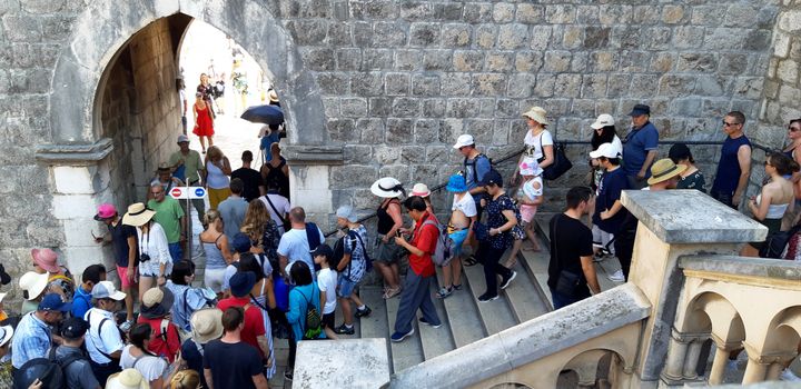 Une des entrées de la vieille ville de Dubrovnik, surchargée de visiteurs en été. (BENJAMIN  ILLY / FRANCEINFO)