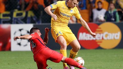 John Arne Riise ici sous le maillot de l'Apoël Nicosie face au Parisien Marco Verratti. (SAKIS SAVVIDES / AFP)