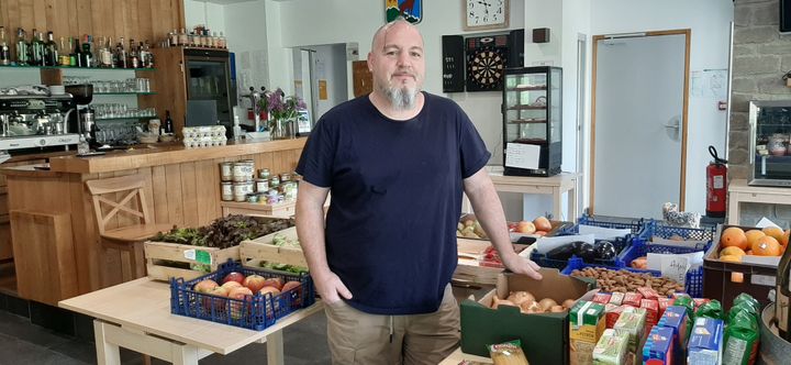 Alexandre, le patron de l'auberge transformée en épicerie le temps du confinement. (SEBASTIEN BAER / RADIOFRANCE)