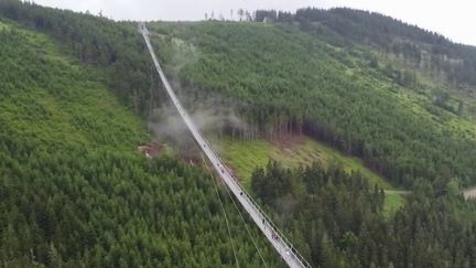 Cap sur le plus long pont suspendu de la planète, en&nbsp;République tchèque, à 90 mètres au-dessus du sol.&nbsp;Deux mois après son lancement, l'attraction est déjà un succès, avec 30 000 visiteurs venus du monde entier. (FRANCE 2)