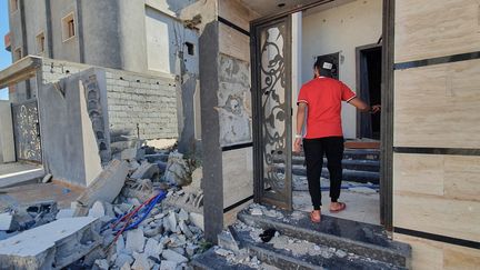 Un libyen inspecte un bâtiment en ruines, à Tripoli, le 21 juin 2020.&nbsp; (MAHMUD TURKIA / AFP)