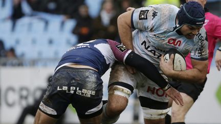 François Van Der Merwe en duel avec Félix Le Bourhis. (KENZO TRIBOUILLARD / AFP)