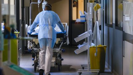 Un patient malade du&nbsp;Covid-19 est transporté par un brancardier dans un service de soins intensifs de l'hôpital Delafontaine à Saint-Denis&nbsp;(Île-de-France), le 29 mars 2021. (THOMAS SAMSON / AFP)