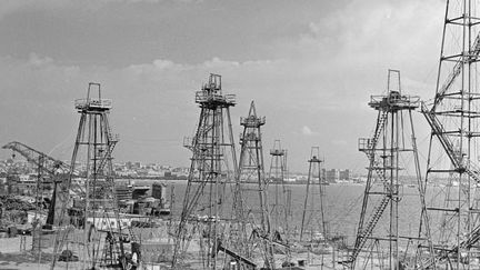 Puits de pétrole en Azerbaïdjan, URSS, en 1961.  (VALERIY SHUSTOV / RIA NOVOSTI)