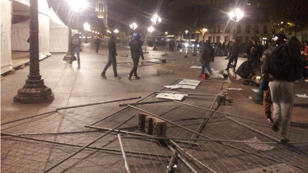 &nbsp; (Des manifestants ont dégradé les barrières métalliques de la place de l’hôtel de ville © RF-Jérôme Jadot)