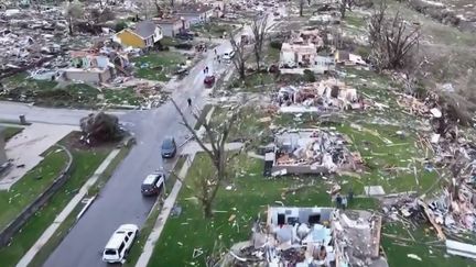 Une centaine de tornades, parfois meurtrières, ont balayé les États-Unis.  Au moins cinq personnes ont été tuées et des dégâts importants ont été signalés.