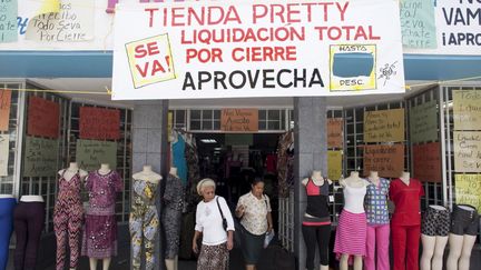 Sur l'île de Porto Rico, les boutiques mettent la clé sous la porte. Ce magasin de vêtements annonce une liquidation totale dont il faut profiter avant la fermeture définitive. (Alvin Baez-Hernandez / REUTERS)