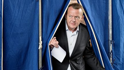 Le lib&eacute;ral Lars Lokke Rasmussen, le leader de la droite danoise, &agrave; la sortie de l'isoloir, le 18 juin 2015 &agrave; Copenhague (Danemark). Il est en situation de force pour redevenir Premier ministre. (NILS MEILVANG / AFP)