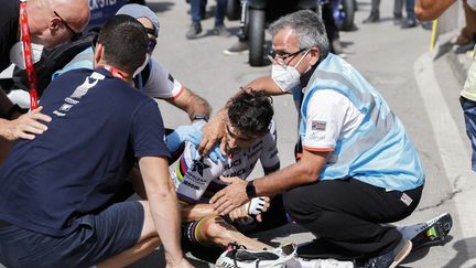 Le coureur français Julian Alaphilippe (Quick-Step Alpha Vinyl) après sa chute lors de la 11e étape de la Vuelta, le 31 août 2022. (JAVIER LIZON / MAXPPP)