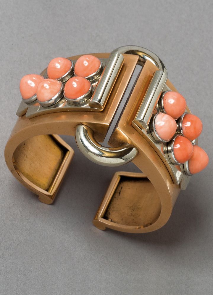 Bracelet manchette en or blanc, or jaune, cabochons de corail, signé J. Lacloche Cannes, 1937. LA Collection Privée.&nbsp; (LUC PARIS)