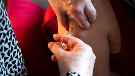 Une personne se fait vacciner contre la grippe, le 20 décembre 2020 à Nancy (Meurthe-et-Moselle). (NICOLAS GUYONNET / HANS LUCAS / AFP)