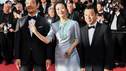 En compétititon officielle, le réalisateur Jia Zhang-Ke (droite) pour "Les Eternels", en compagnie des acteurs principaux, Liao Fan et Zhao Tao. 
 (ALBERTO PIZZOLI / AFP)