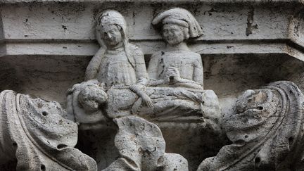 Parents pleurant la mort d'un enfant, colonne sculptée en 1340 -1355 sur le Palais des Doges, à Venise.&nbsp; (MANUEL COHEN / MANUEL COHEN)