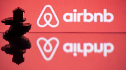 Le logo Airbnb, le 29 août 2018, à Paris. (JOEL SAGET / AFP)