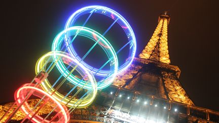 Les anneaux olympiques pr&egrave;s de la tour Eiffel, le 12 mars 2005, &agrave; l'occasion de la candidature de Paris aux JO de 2012. (GABRIEL BOUYS / AFP)