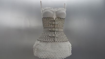 Ce sont 41 œuvres choisies par Olivier Saillard parmi les 115 qui constituent la collection de 1992, éloge à la Marquise de Pompadour. Cette exposition est l'une des plus importantes (pas seulement par sa taille) de l’histoire du couturier franco-marocain explique le commissaire d’exposition : "La collection printemps-été 1992 propose un condensé de couleurs et de liberté. Elle est vivante (…) Pour ce show ont défilé les plus grands top models : Carla Bruni, Naomi Campbell, Yasmeen Ghaur (….) Sous des jupes longues ou courtes, les broderies anglaises bordent les ourlets et soulignent les revers d’une veste. Les coupes sont rigoureuses. Il y a une profusion de décolletés avec des balconnets pigeonnants. Mais c’est avec le cuir qu'il donne l’interprétation la plus étonnante de sa vision de la mode du XVIIIe siècle : perforée, la matière brute devient dentelle et forme des bustiers ajourés et des corsets qui soulignent la taille. 
"L'alchimie secrète d'une collection" jusqu'au 6 janvier 2019. Galerie Azzedine Alaïa. 18, rue de la Verrerie.
 (Corinne Jeammet)